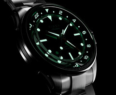 Atelier GMT Première M1a, koleksiyondaki GMT saatlerin kasasını, GMT24 M1a modelindeki 40 mm'den 38 mm'ye küçültür.