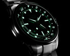 Atelier GMT Première M1a, koleksiyondaki GMT saatlerin kasasını, GMT24 M1a modelindeki 40 mm'den 38 mm'ye küçültür.