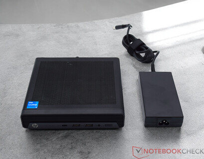 HP Elite Mini 800 G9 ve güç kaynağı birimi (19,5 V; 6,15 A)