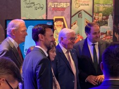 Almanya Cumhurbaşkanı Frank Walter Steinmeier, Gamescom'da "Future? No Thanks!" standının yanında
