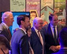 Almanya Cumhurbaşkanı Frank Walter Steinmeier, Gamescom'da "Future? No Thanks!" standının yanında