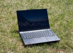 Güneşli havalarda açık havada kullanılan Lenovo ThinkPad E14 G8