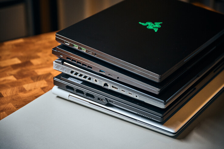 Yukarıdan aşağıya: Razer Blade 16 (Güç girişi, 2 x USB-A, Thunderbolt 4, ses jakı), XMG Neo 16 (USB-A, USB-C, ses jakı), ROG Scar 16 (Güç, 2,5 GbE, USB-C, Thunderbolt 4, ses jakı), Legion Pro 7 (USB-A, Thunderbolt 4)