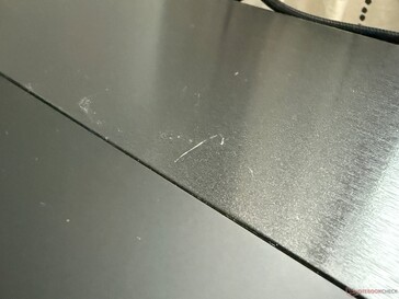 Yüzey çizilmeye karşı dayanıklı olsa da, mıknatıslara karşı yine de dikkatli olmanız gerekir.
