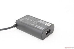 Küçük (~7,5 x 4,7 x 2,2 cm) 65 W USB-C AC adaptörü