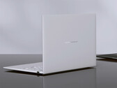 AMD ZenBook 14 Air 2026, 16 GB RAM ile satışa sunuluyor ve fiyatı yaklaşık 1.476 dolar. Resimde: dizüstü bilgisayarın arka kısmını gösteren tanıtım fotoğrafı.