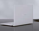 AMD ZenBook 14 Air 2026, 16 GB RAM ile satışa sunuluyor ve fiyatı yaklaşık 1.476 dolar. Resimde: dizüstü bilgisayarın arka kısmını gösteren tanıtım fotoğrafı.