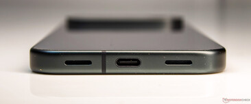 Alt kısım: Hoparlör, USB 3.2 Type-C, Mikrofon