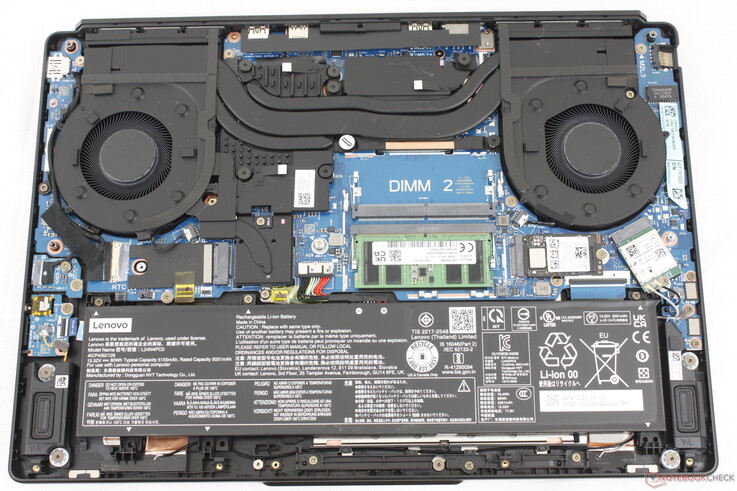 Legion 5 15IAX11, iki DDR5 SODIMM RAM yuvası ve iki M.2 SSD yuvası barındırır. Ancak, sürücülerden birinin uzunluğu 42 mm veya daha kısa olmalıdır.