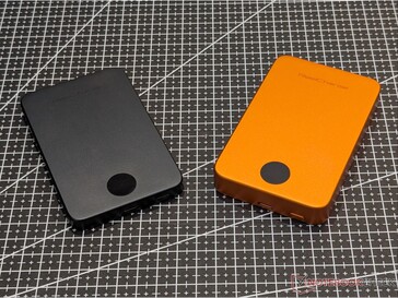 ReelCharge Katı Hal Kablosuz Şarj Cihazı - 5.000 mAh (solda) ve 10.000 mAh (sağda).