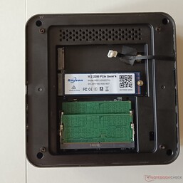 Bir SSD yuvası boş