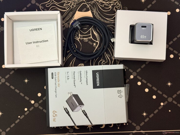 Ugreen Nexode Air 65W şarj cihazı kutusunda bulunan tüm parçalar
