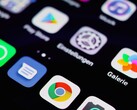 Android uygulama çekmecesi ve ayarlar simgesi bulunan akıllı telefon