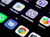 Android uygulama çekmecesi ve ayarlar simgesi bulunan akıllı telefon