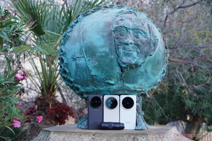 2024 ve 2025 yılları üç Vivo amiral gemisi neslinin piyasaya sürülmesine tanık oldu: Vivo X100 Pro (solda), Vivo X200 Ultra (sağda) ve Vivo X300 Pro (ortada).