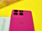 Moto G37’nin kasası şık, ancak üretim kalitesi mükemmel değil.