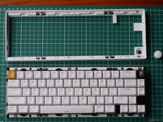 Lemokey P2 HE, sadece düğmenin çıkarılması ve üst kasanın çekilmesiyle ayrılır