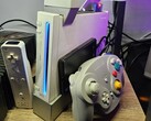 Yanında GameCube kumandası bulunan modifiye edilmiş bir Nintendo Wii