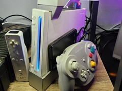 Yanında GameCube kumandası bulunan modifiye edilmiş bir Nintendo Wii