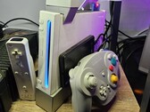 Yanında GameCube kumandası bulunan modifiye edilmiş bir Nintendo Wii