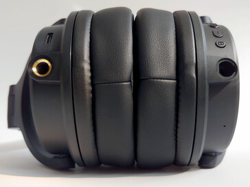 Sol kulaklıkta USB bağlantı noktası ve 6,35 mm jak, sağda 3,5 mm jak. (Resim kaynağı: Notebookcheck)