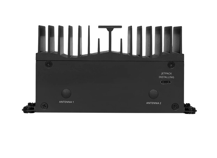 MSI MS-C9ZA endüstriyel mini PC'nin ön yüzü 