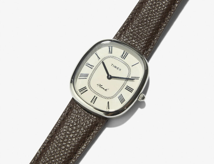 Paslanmaz çelik Noah × Timex Boatswain, eliptik bir kasaya, Romen rakamlı krem rengi bir kadrana ve dokulu kahverengi deri kayışa sahiptir.