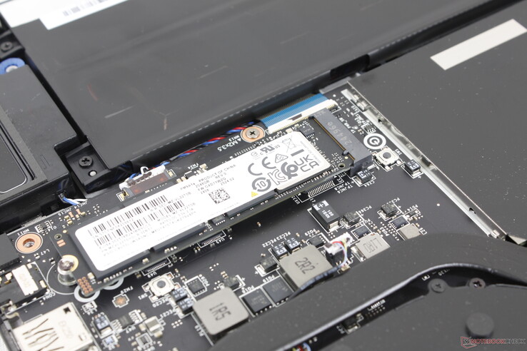 Isı dağıtıcı içermeyen birincil M.2 PCIe4 x4 SSD dahildir