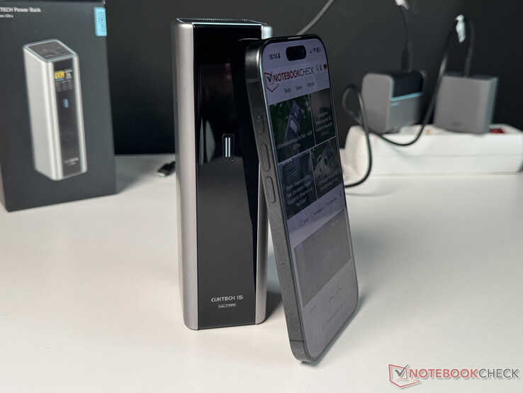 Cuktech 15 Ultra'nın iPhone 16 Pro ile boyut karşılaştırması
