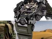 Casio G-Shock Mudmaster GWG-B1000-1A3 modelinin yakın çekim görüntüsü; siyah kasası, bej renkli kadran detayları, zeytin yeşili kayışı, sağlam koruyucu çerçeveleri ve “Triple Sensor” etiketi, askeri teçhizat ve çöl manzarası fonunda gösterilmektedir.
