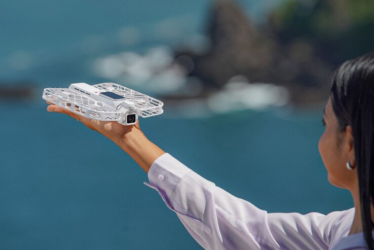 Hoverair Versa, MagLatch bağlantı parçası ile Flight Kit drone tabanına takılır.