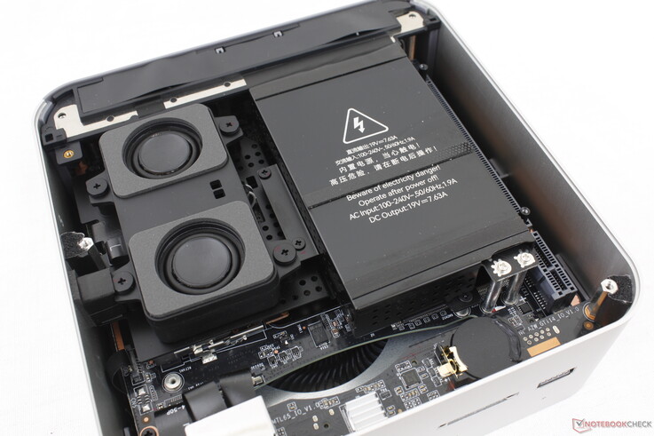 İki SODIMM yuvasına ve iki M.2 2280 SSD yuvasına erişmek için ek sökme işlemi gerekir