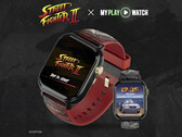 Koyu dokulu bir arka plan önünde, kırmızı kayışlı, altın kaplama detaylara ve ikinci bir saat ekranına sahip Street Fighter II: My Play Watch oyun saati.