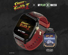 Koyu dokulu bir arka plan önünde, kırmızı kayışlı, altın kaplama detaylara ve ikinci bir saat ekranına sahip Street Fighter II: My Play Watch oyun saati.