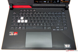 Asus ROG Strix G15 G513QY'nin klavyesi ve dokunmatik yüzeyi