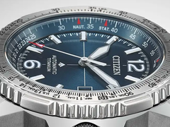 Görseldeki yeni Citizen Promaster Air NK0040-58L, mavi güneş ışını desenli bir kadranla geliyor.