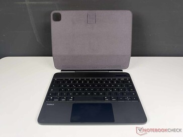 Inateck NeoMagic'in iPad olmadan açılmış ve önden görünümü...