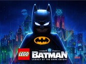 LEGO Batman, yağmurla ıslanmış Gotham City silüetinin önünde klasik kıyafetiyle duruyor.