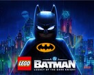 LEGO Batman, yağmurla ıslanmış Gotham City silüetinin önünde klasik kıyafetiyle duruyor.