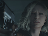 Resident Evil Reqiuem kahramanı Grace Ashcroft'un silah tuttuğu bir ekran görüntüsü
