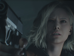 Resident Evil Reqiuem kahramanı Grace Ashcroft'un silah tuttuğu bir ekran görüntüsü