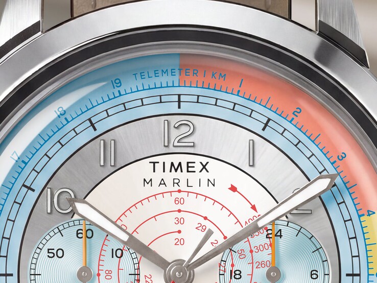 Timex Marlin Neo Classic Kronograf saatinin kadranının yakın çekim görüntüsü; mavi telemetre ölçeği, kırmızı takimetre ölçeği ve iki alt kadranı göstermektedir.