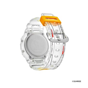 Şeffaf Gundam temalı G-Shock'un paslanmaz çelik kasa arkasını ve ayrıntılı kayış grafiklerini gösteren arka açılı görünümü.