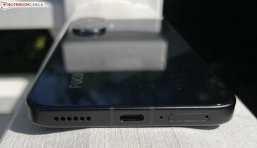 Alt: hoparlör, USB-C 2.0, mikrofon, çift SIM