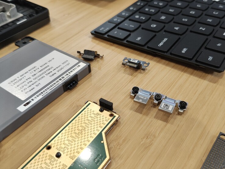 ThinkPad T14 Gen 7'nin CRU'larından bazıları.