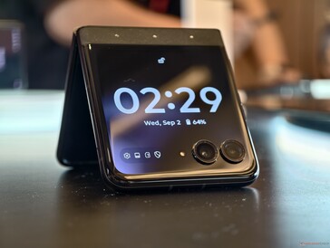 Swarovski kristalleriyle süslenmiş Motorola Razr 70 kapak ekranı