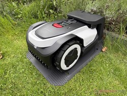 Şarj istasyonundaki Roborock RockNeo Q105.
