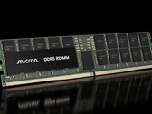Micron’un DDR5 RDIMM bellek modülü. Şirketin yeni 512 GB’lık versiyonu, tek bir sunucuda 12 TB’a kadar RAM kapasitesine olanak sağlayabilir.