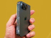 iPhone Ultra/Fold sahte ünite uygulamalı görüntüsü (düzenlenmiş - orijinali aşağıda).