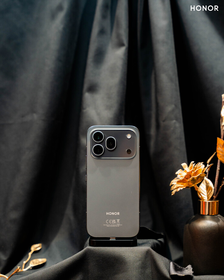 Honor 600 Pro, 80 W kablolu şarj desteğine sahip büyük bir 7.000 mAh bataryaya sahiptir